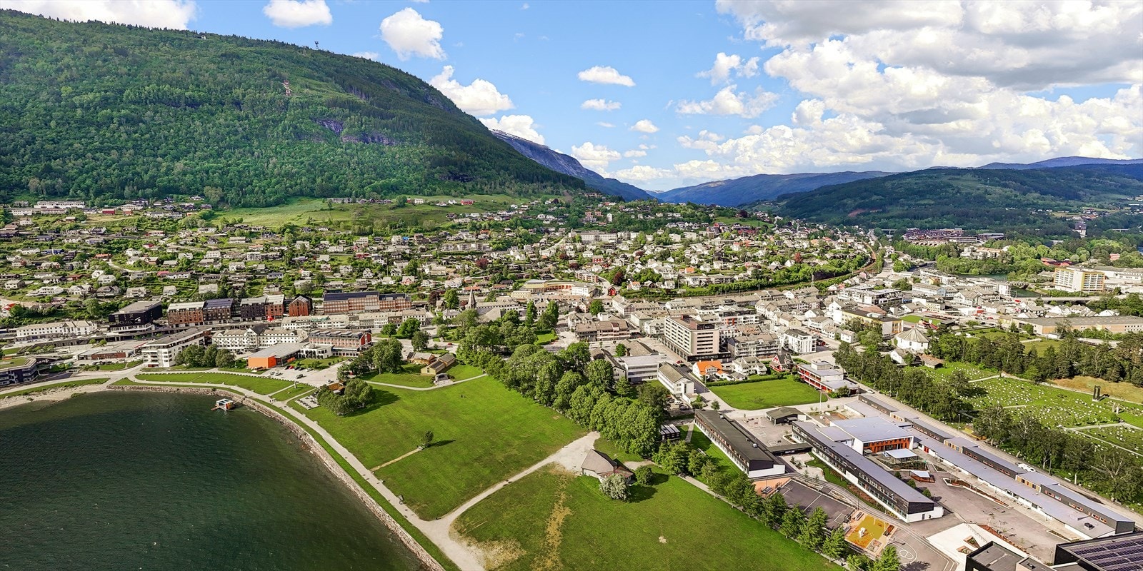 Vakre Voss med et utallig tilbud: badeland, parker, sentrum med kafeer, butikker, skylift, tog fra Bergen og Oslo mm Galleribilde