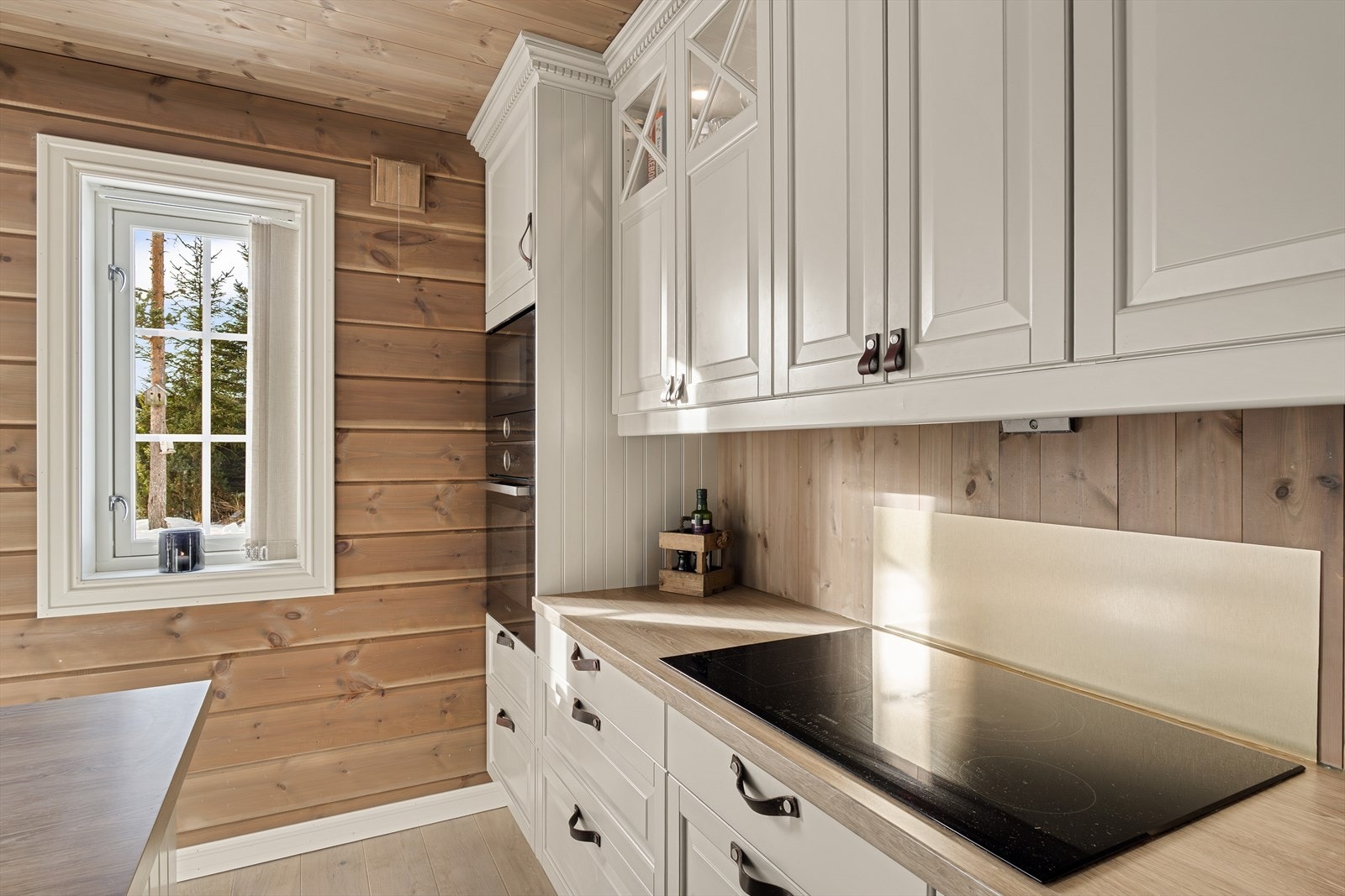 Stor induksjontopp, integrert stekeovn og mikro. Galleribilde