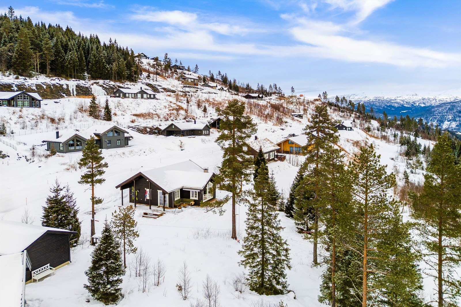 Ligger vakkert til i hyttefelt med store tomter. Galleribilde