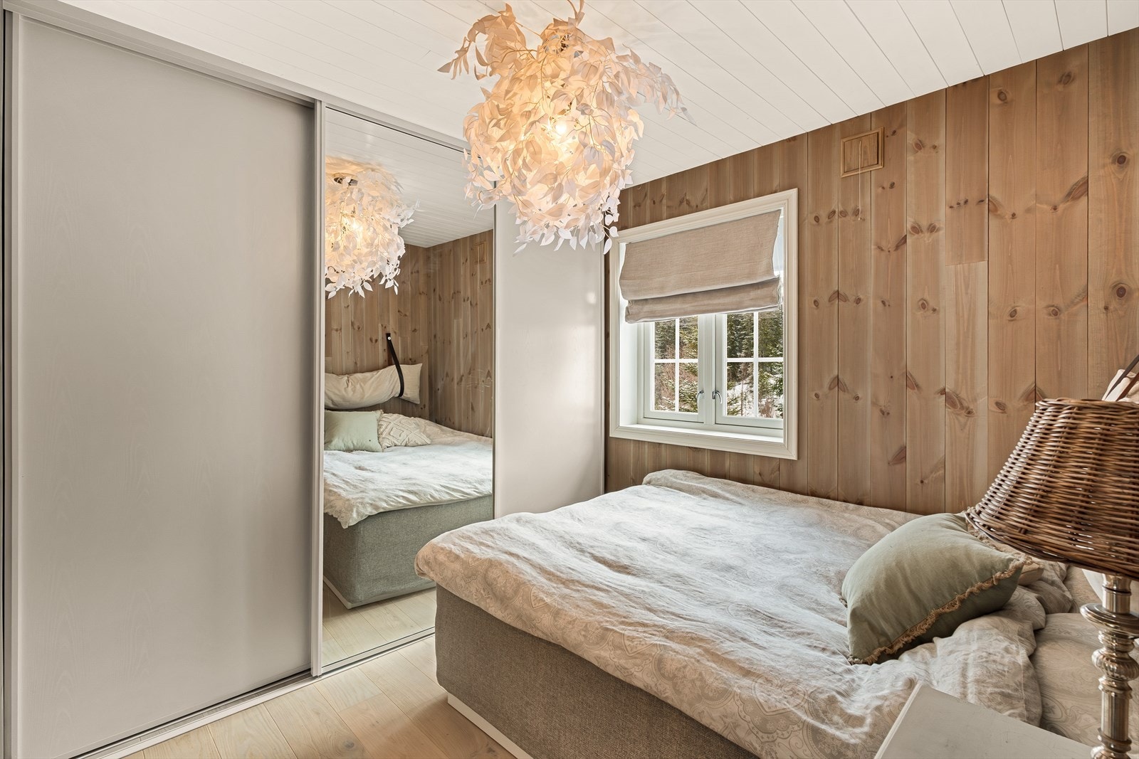 Romslig hovedsoverom med stor skyvedørsgarderobe. Galleribilde