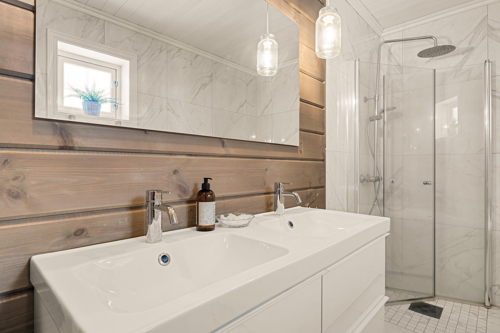 Dobbel servant. Dusj med innfellbare glassdører og tropedusjarmatur. Galleribilde