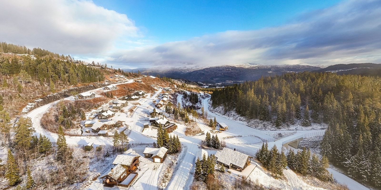Skiløyper med bro over vegen. Galleribilde