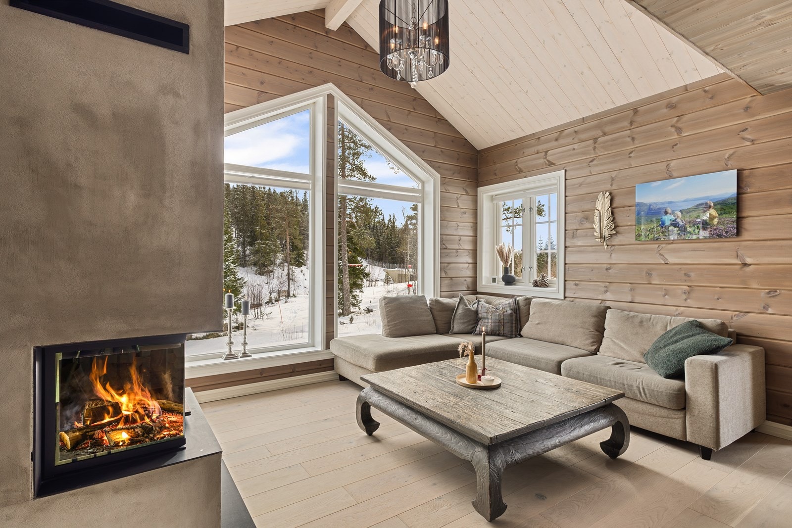 Lekker stue med ekstra god takhøyde. Stilfull peis. Galleribilde