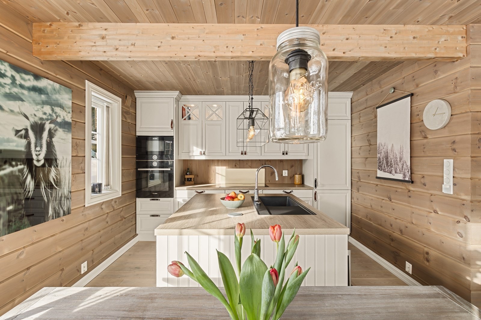 Lekkert innredet kjøkken med vinskap, integrert oppvaskmaskin og flott belysning. Galleribilde