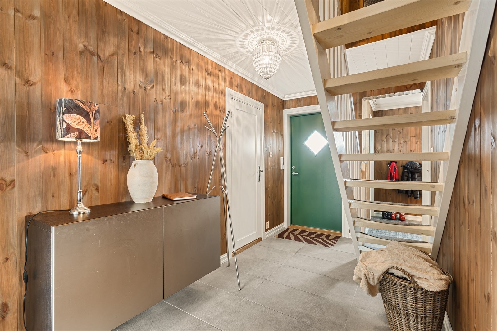 Hvit dør går inn til hovedbad. Galleribilde