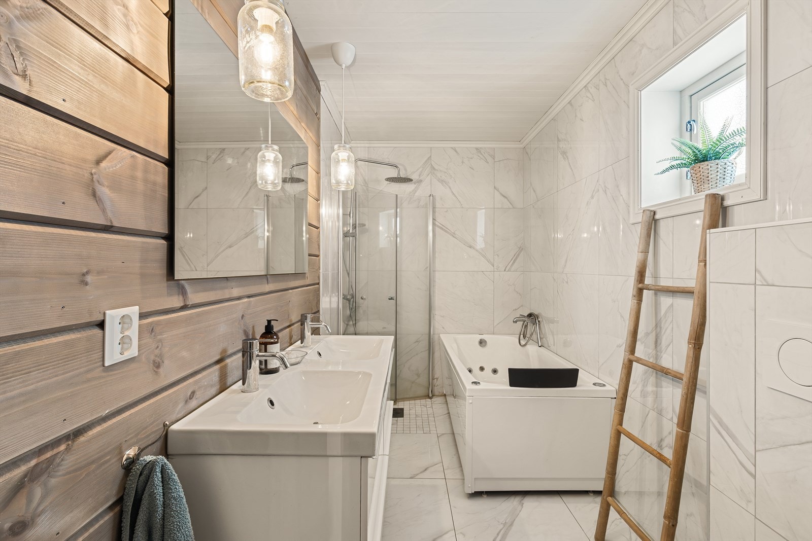 Lekkert hovedbad. Dusj og boblekar. Gulvvarme. Galleribilde