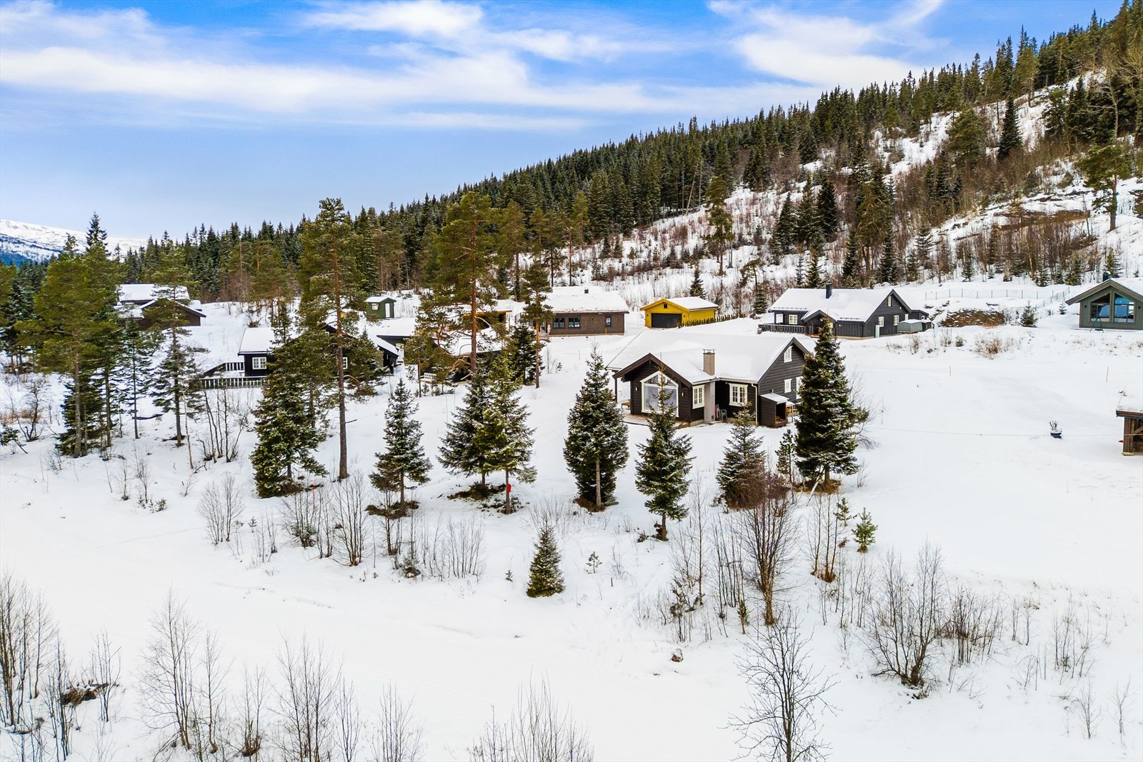 God plass rundt hytten. Ligger rett ved fine skilløyper som går i retning skiarena og lysløypen, i motsatt retning fjelløypenettet. Galleribilde