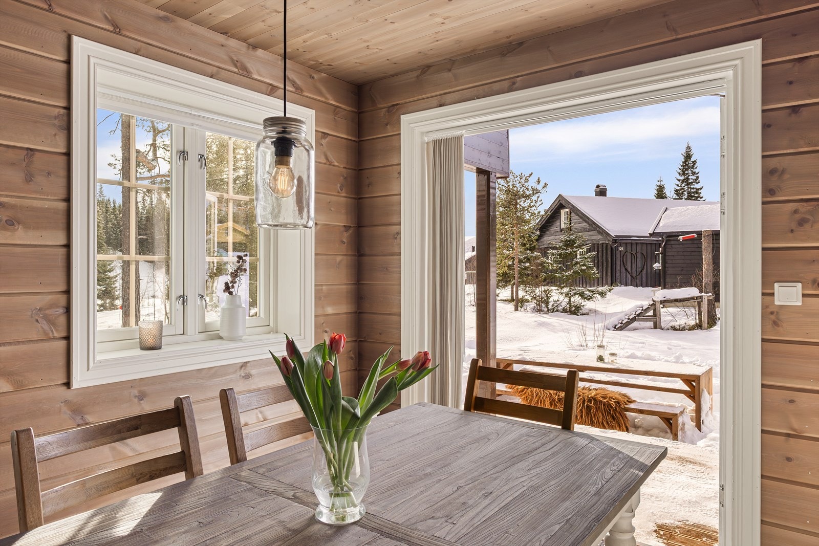 Fra kjøkkenet er det dør direkte ut til deilig solrik terrasse. Galleribilde