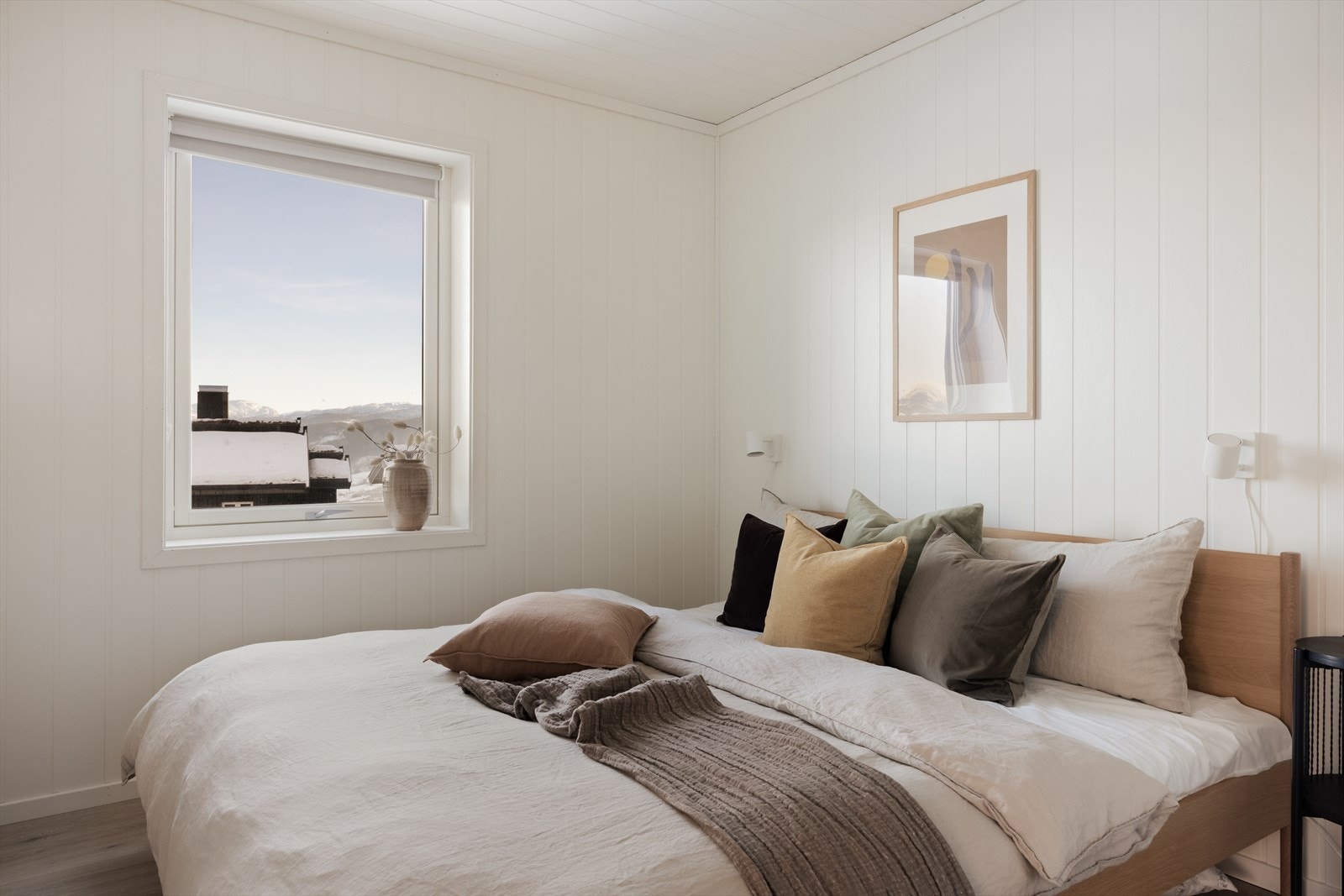 Romslig hovedsoverom med plass til dobbeltseng og garderobeløsning. Galleribilde