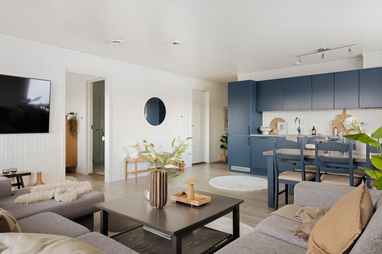 Åpen løsning mot stue gir en sosial og luftig romfølelse. Galleribilde