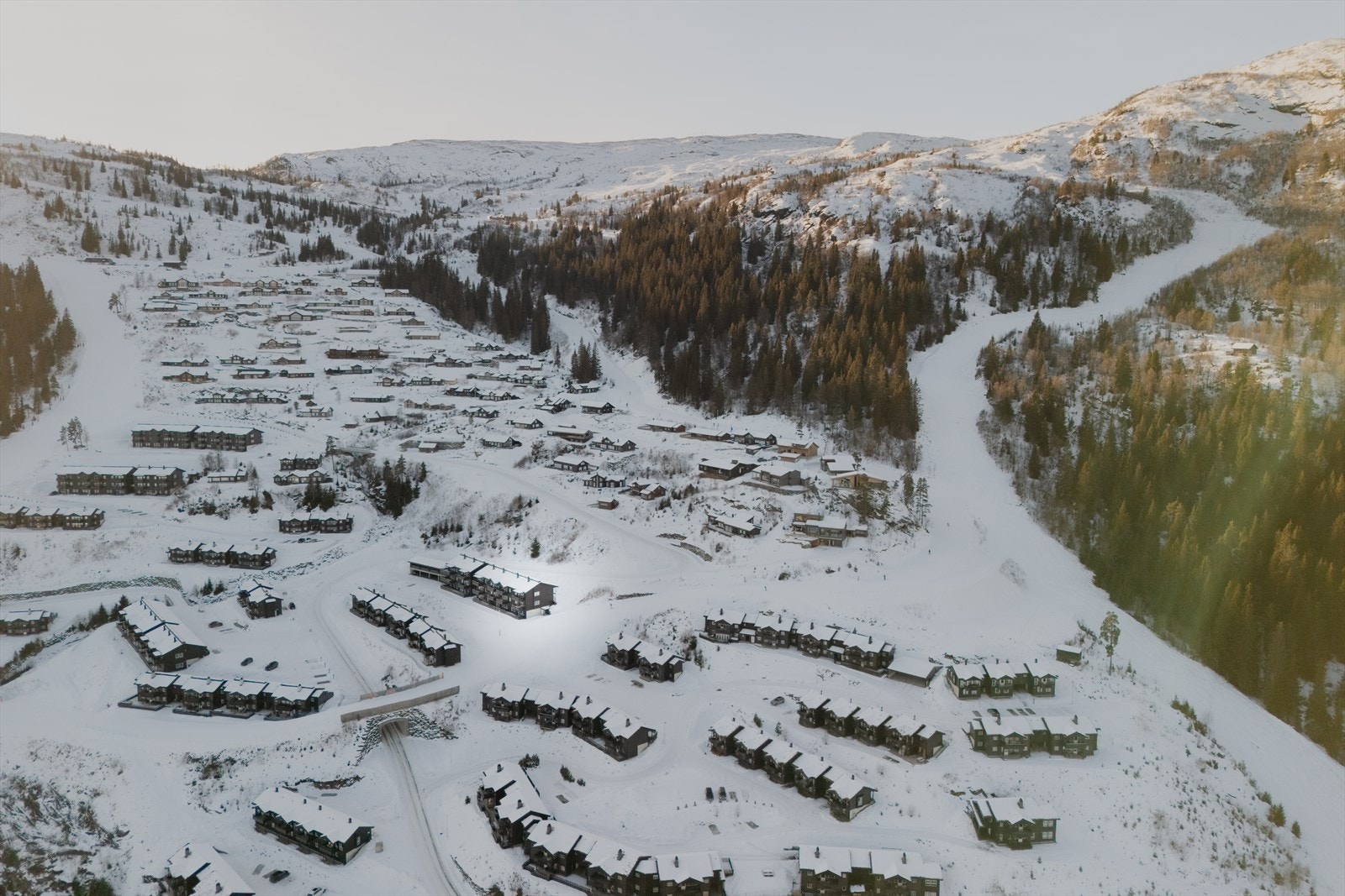 Velholdt eiendom med fantastisk beliggenhet mot fjellet. Galleribilde