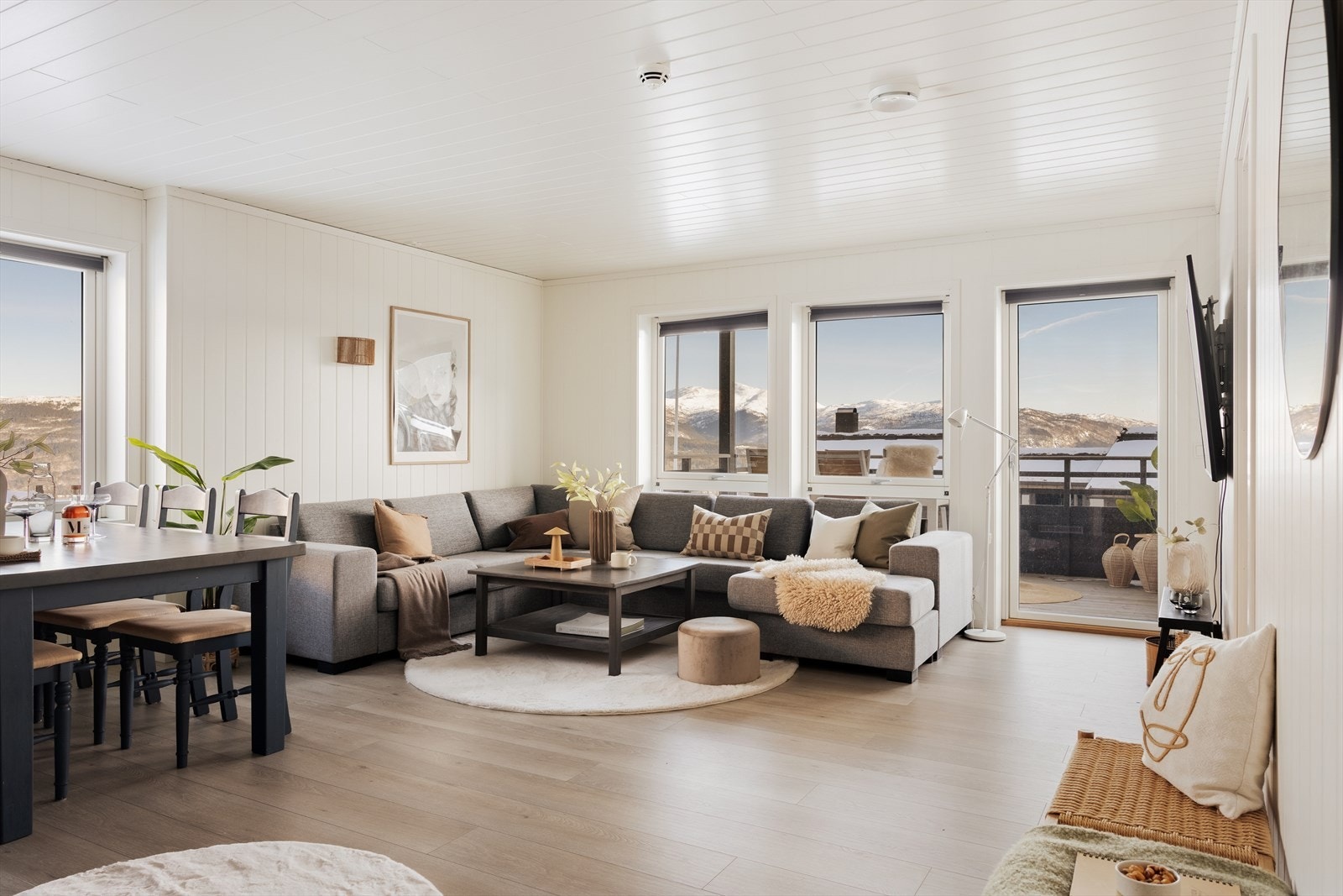 Naturlig samlingspunkt med utsikt som gir ekte fjellfølelse året rundt. Galleribilde