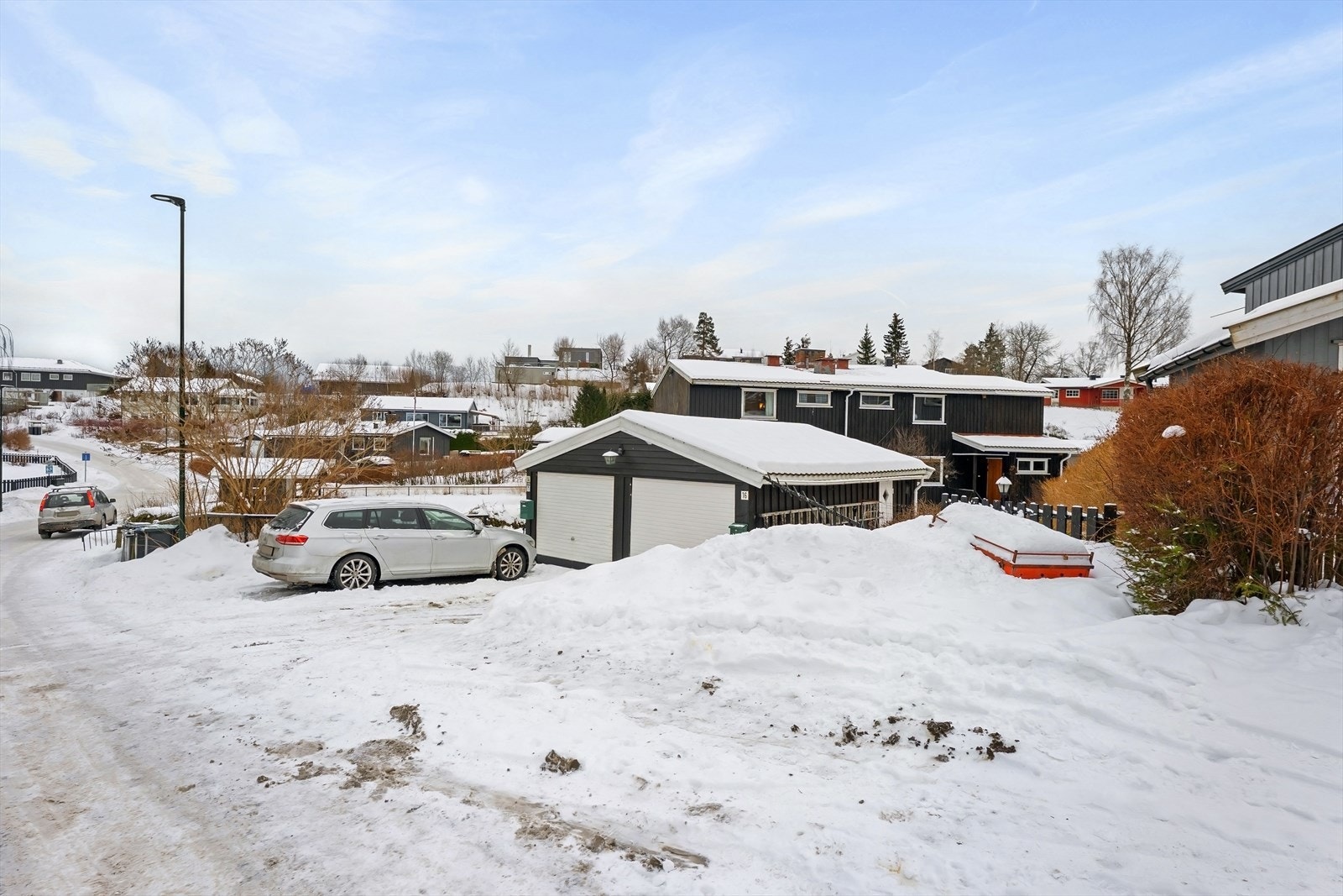 Garasjen deles med nabo. Galleribilde