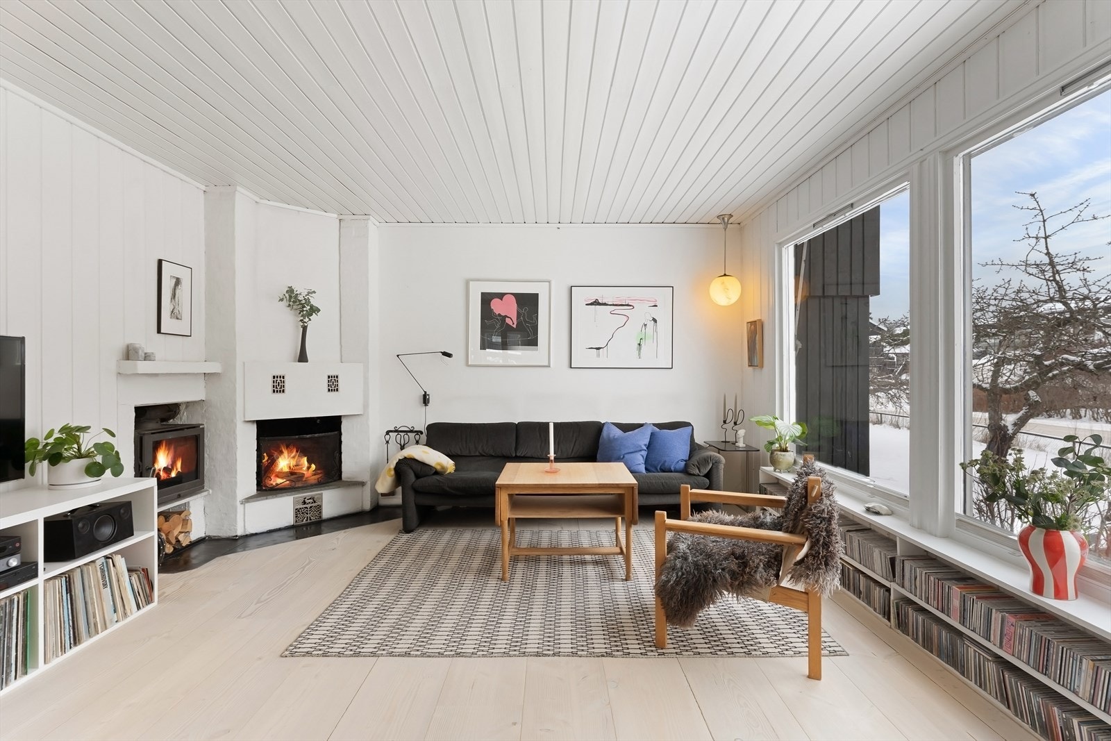 Stuen har åpen peis og effektiv peisovn. Galleribilde