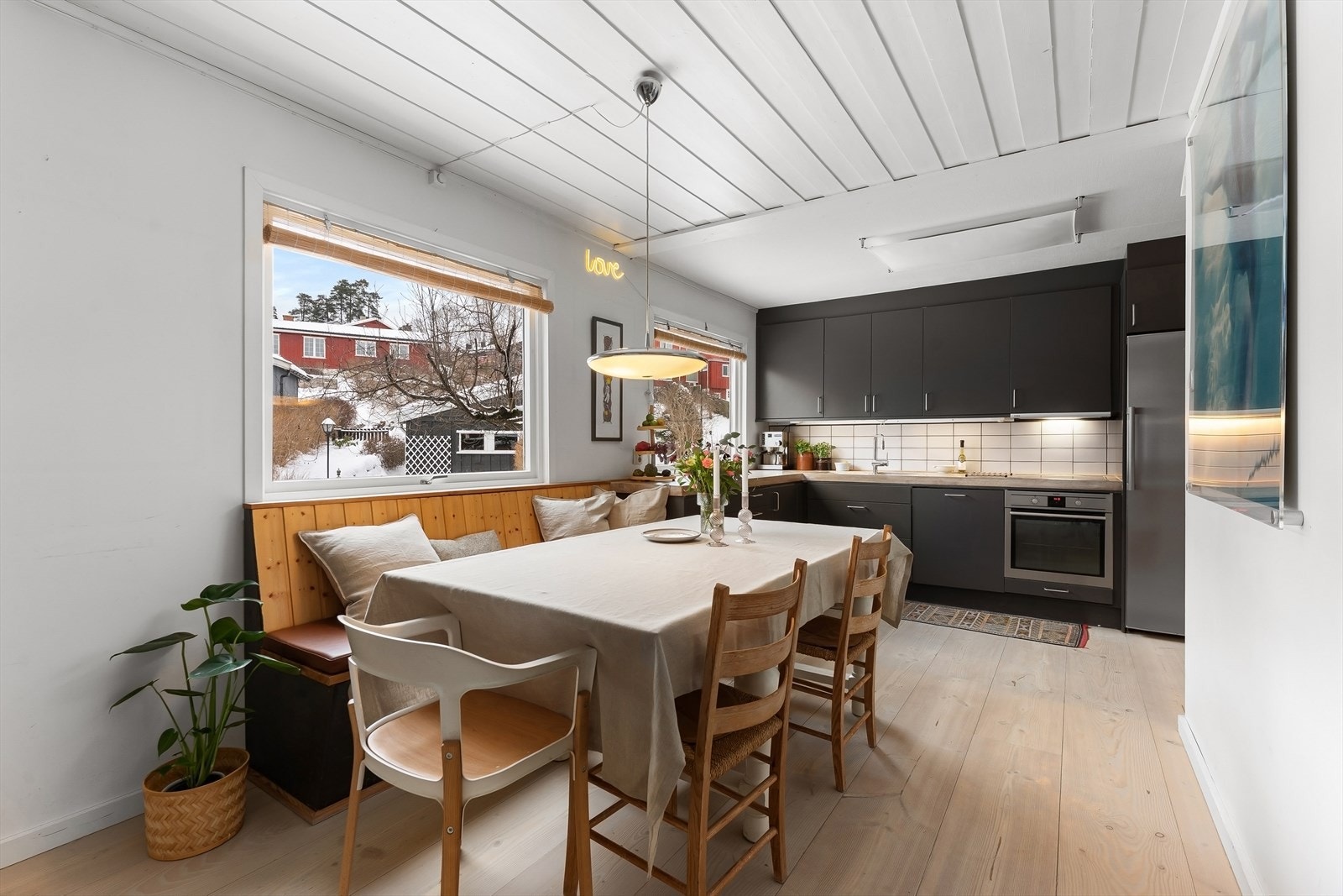 Kjøkkenet har vindu mot inngangsparti. Galleribilde