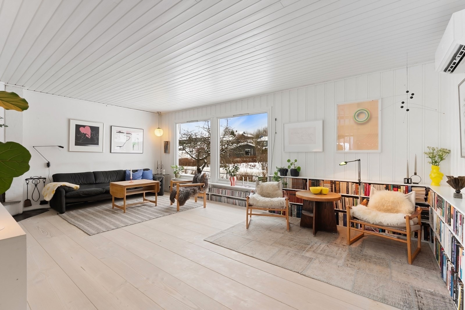 Stuen er lys og romslig. Peis og varmepumpe. Galleribilde