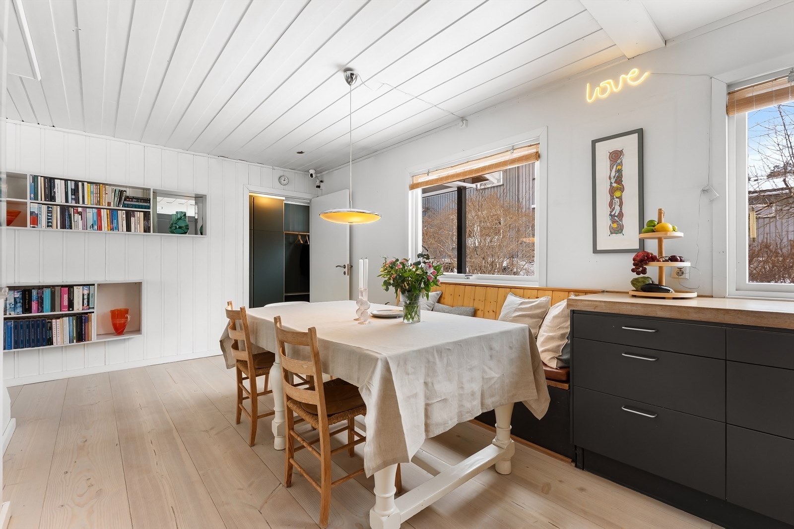 Romslig kjøkken med spiseplass. Galleribilde