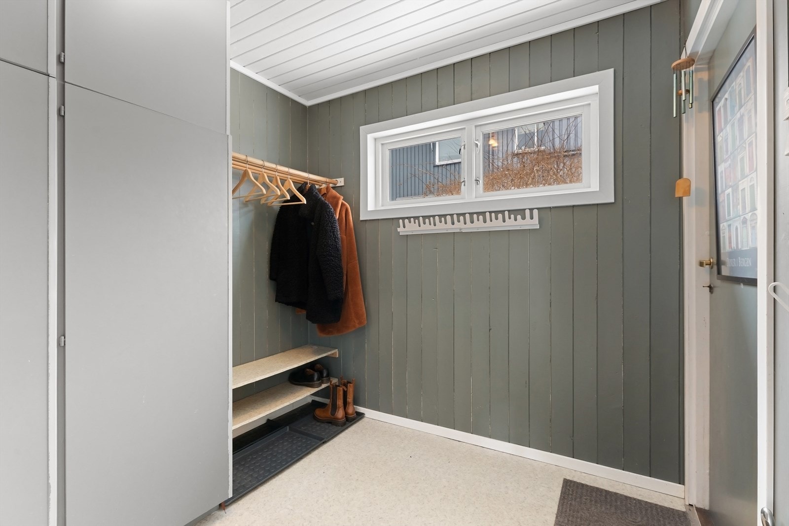 Entré med garderobeskap. Galleribilde