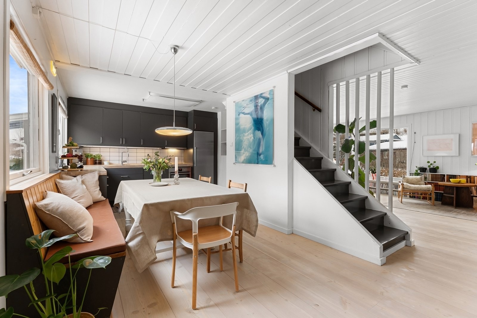 Delvis åpen kjøkkenløsning mot stuen. Galleribilde