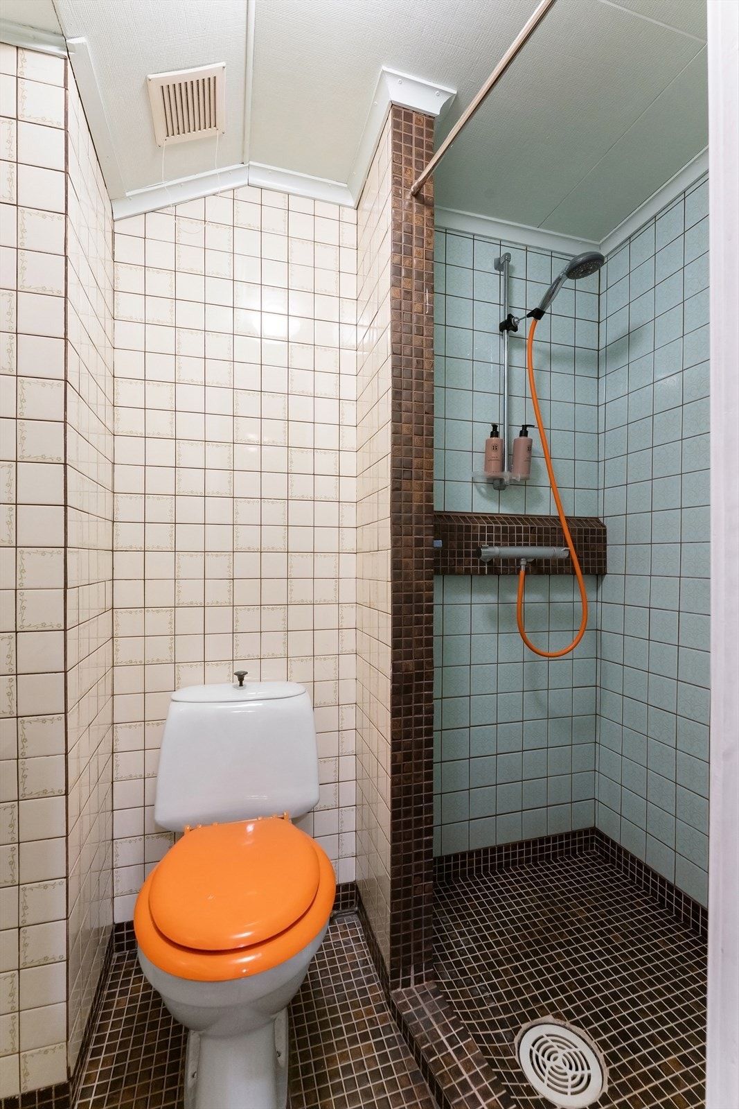 Dusjnisje med forheng, Galleribilde