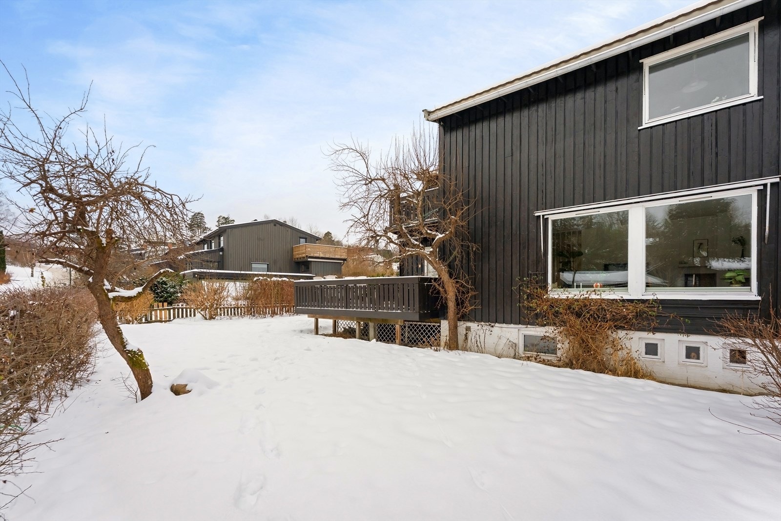 Solrik og inngjerdet hage. Galleribilde