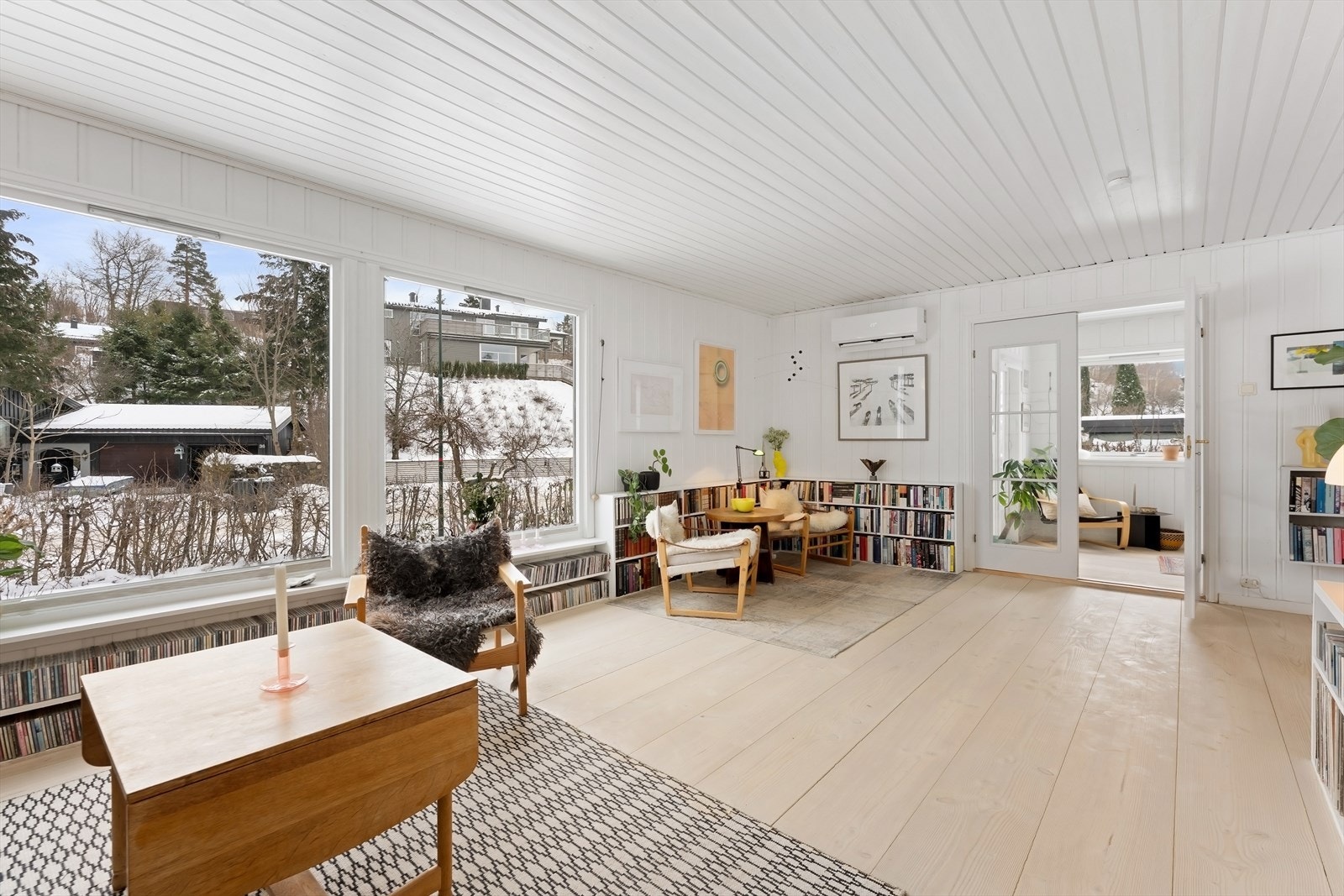 Store vindusflater som gir mye naturlig lys. Galleribilde