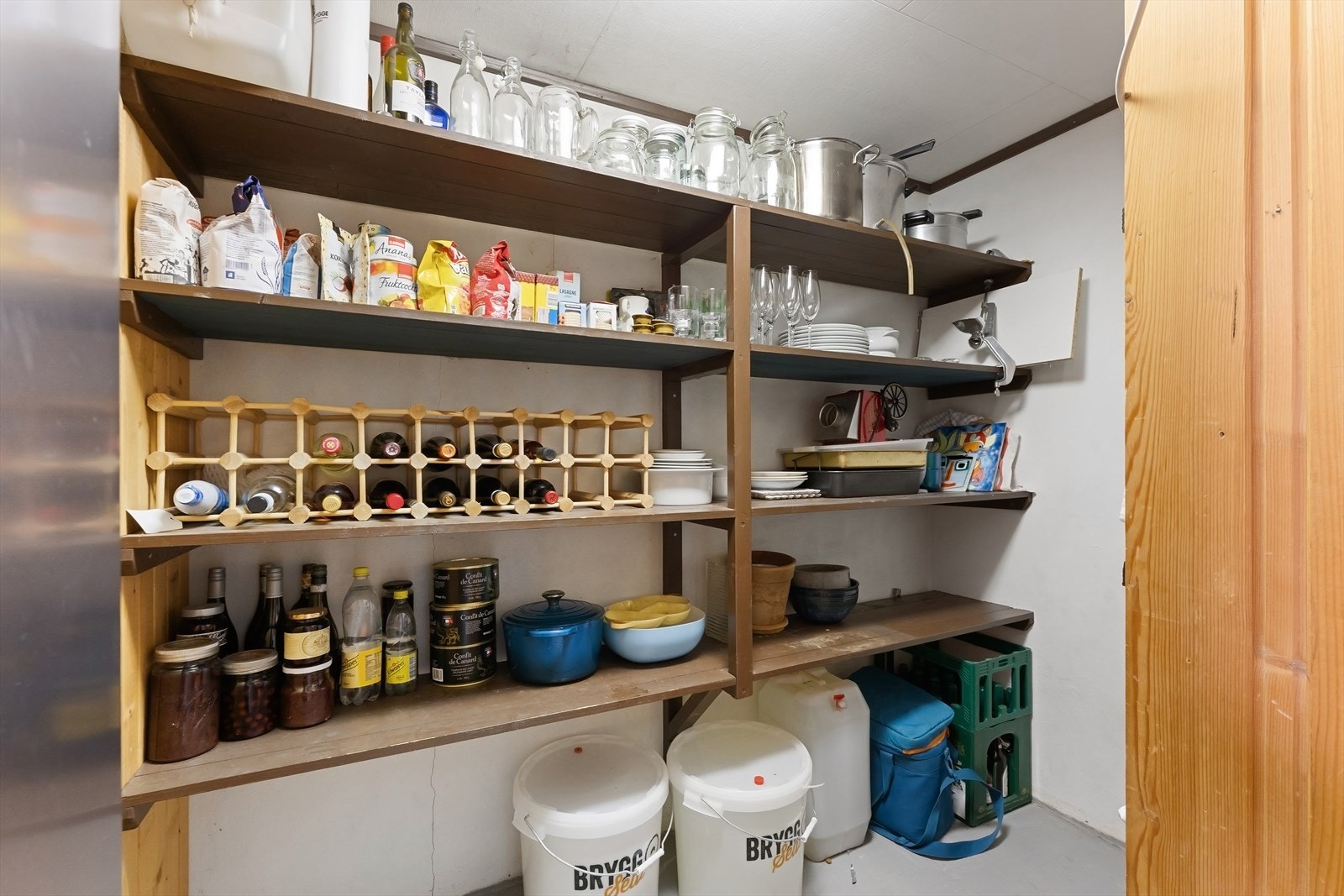 Godt med oppbevaring i flere boder. Galleribilde