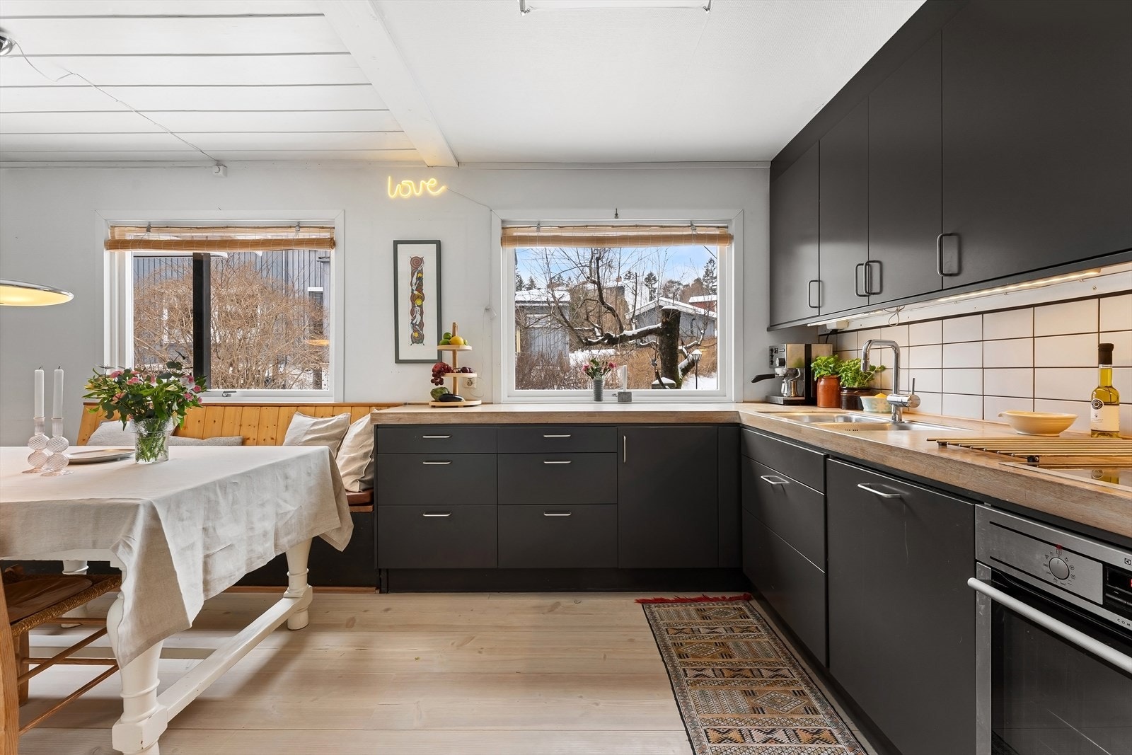 Kjøkkenet har innredning med glatte fronter og benkeplate i heltre. Galleribilde