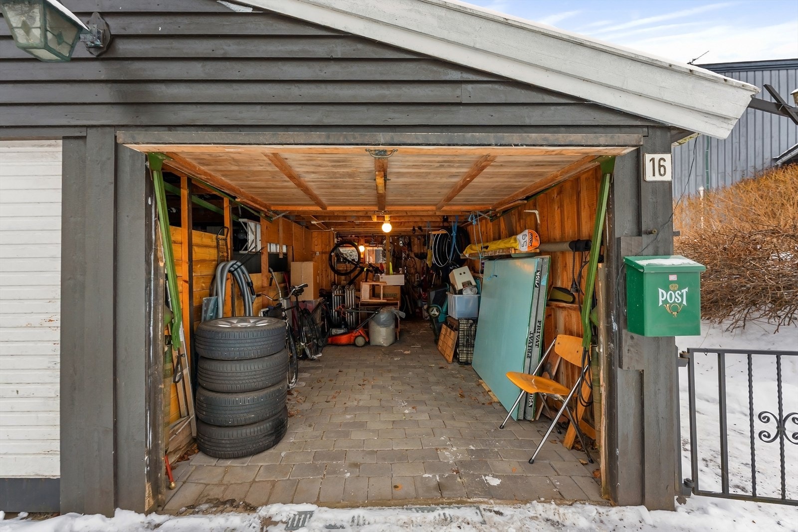 Garasjeplass for en bil. Galleribilde