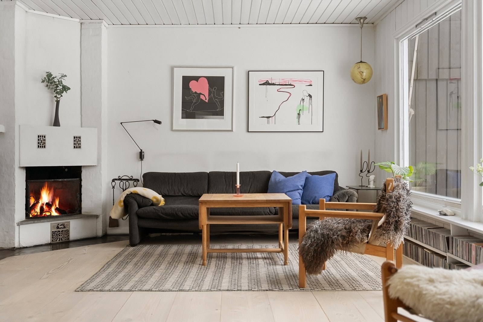 God plass til sofaseksjon med tilhørende møbler. Galleribilde