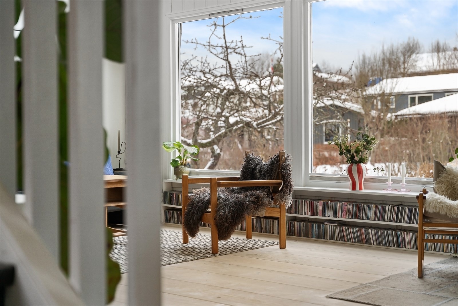 Veggene er malt i lyse fargetoner, og gulvet er i Douglasgran fra Dinesen, lagt i 2012. Galleribilde