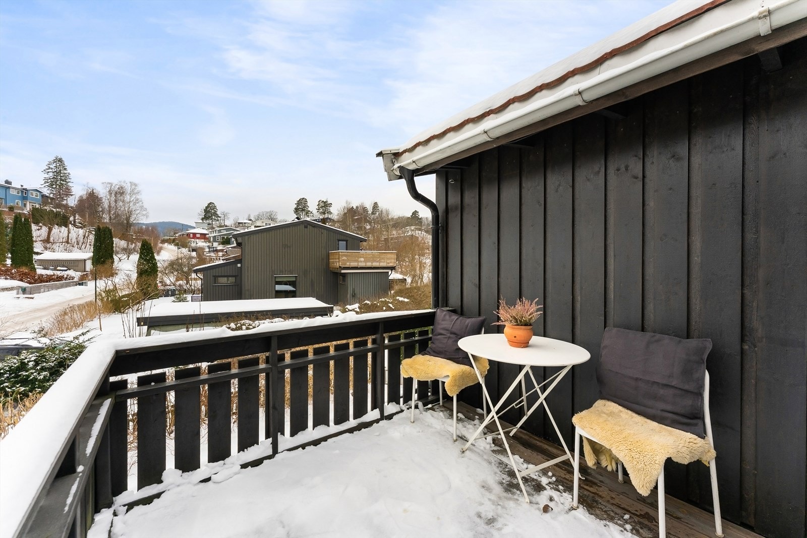 Verandaen er på 6 kvm med utsikt mot nabolaget. Galleribilde