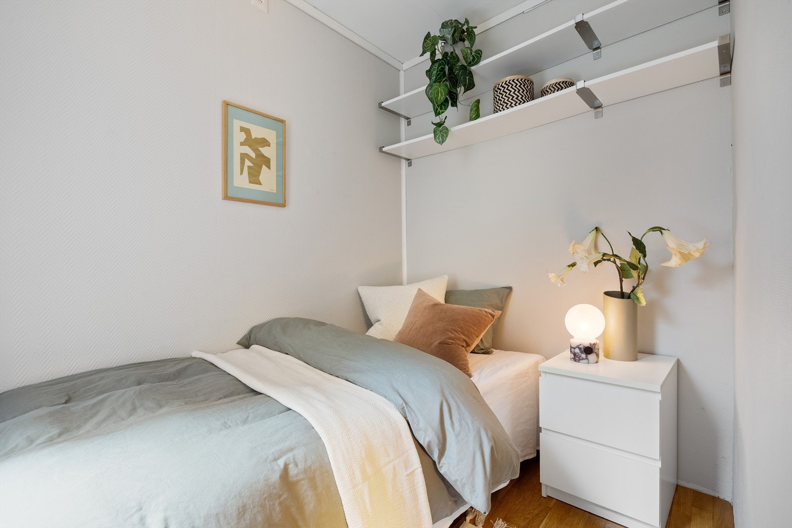 Det andre rommet er etablert i det som opprinnelig var del av spisestuen, og er senere oppført som et ekstra soverom Galleribilde