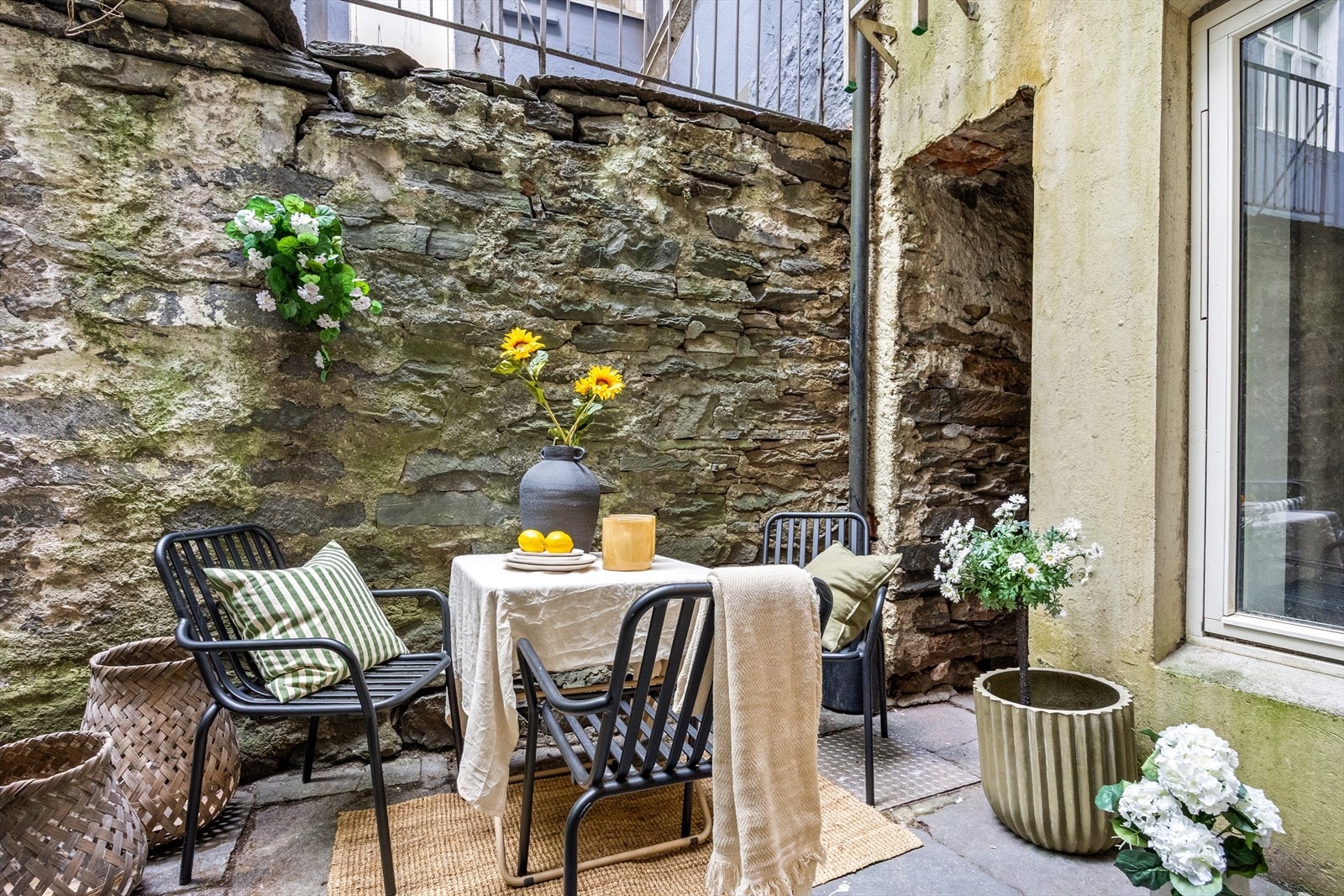 Inngang til svalgang til høyre mot gaten. Galleribilde