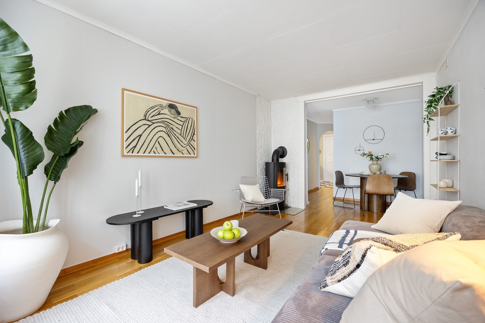 Stuen er av god størrelse og måler 20,1 m², med plass til både sofagruppe og spisegruppe Galleribilde