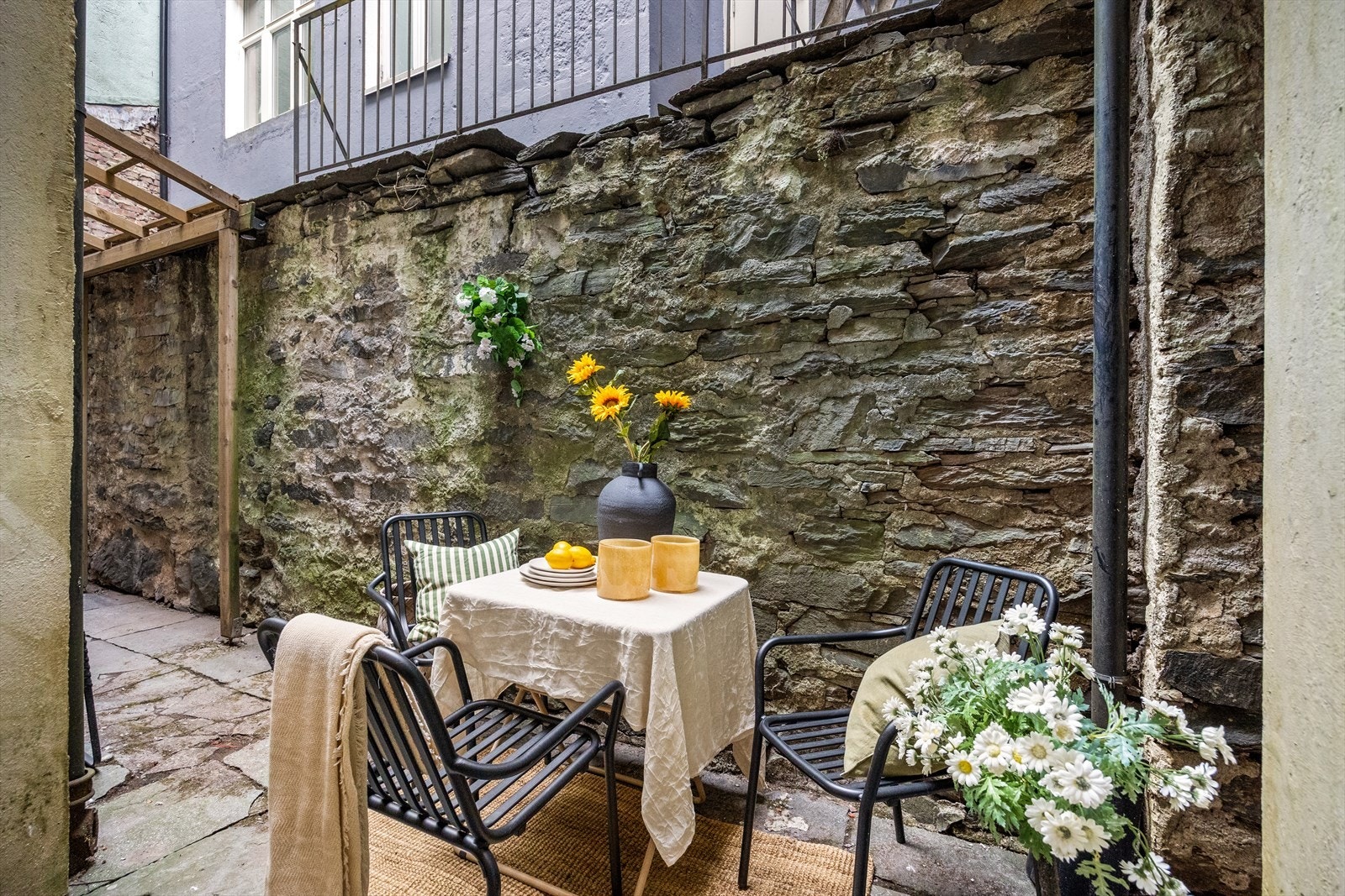 Skjermet bakgård. Perfekt for oppbevaring/parkering av sykler og annet. Galleribilde