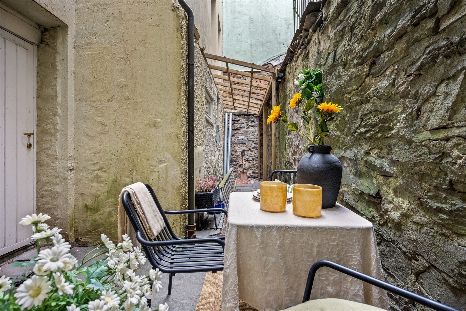 Bakgård har potensiale Galleribilde