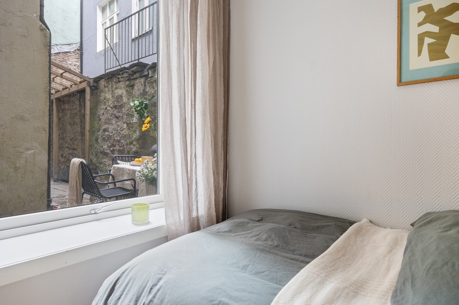 Rommet har plass til seng og tilhørende møblering Galleribilde