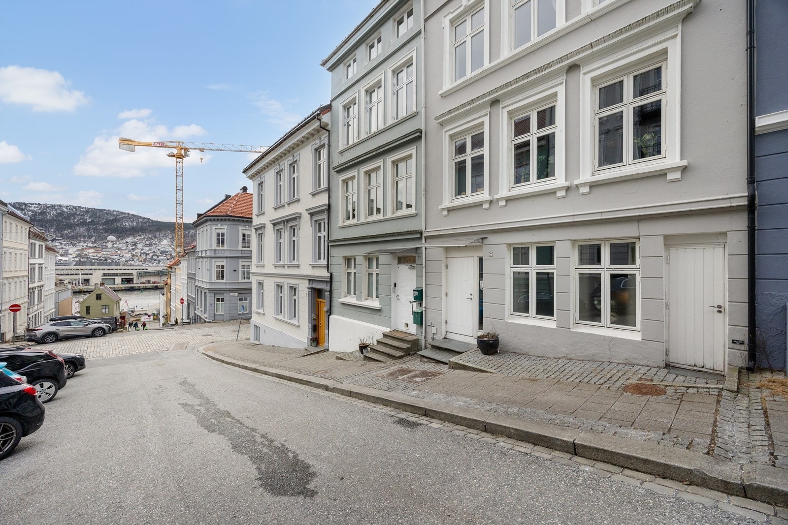 Egen inngang til bakgård til høyre for stuevinduene. Galleribilde