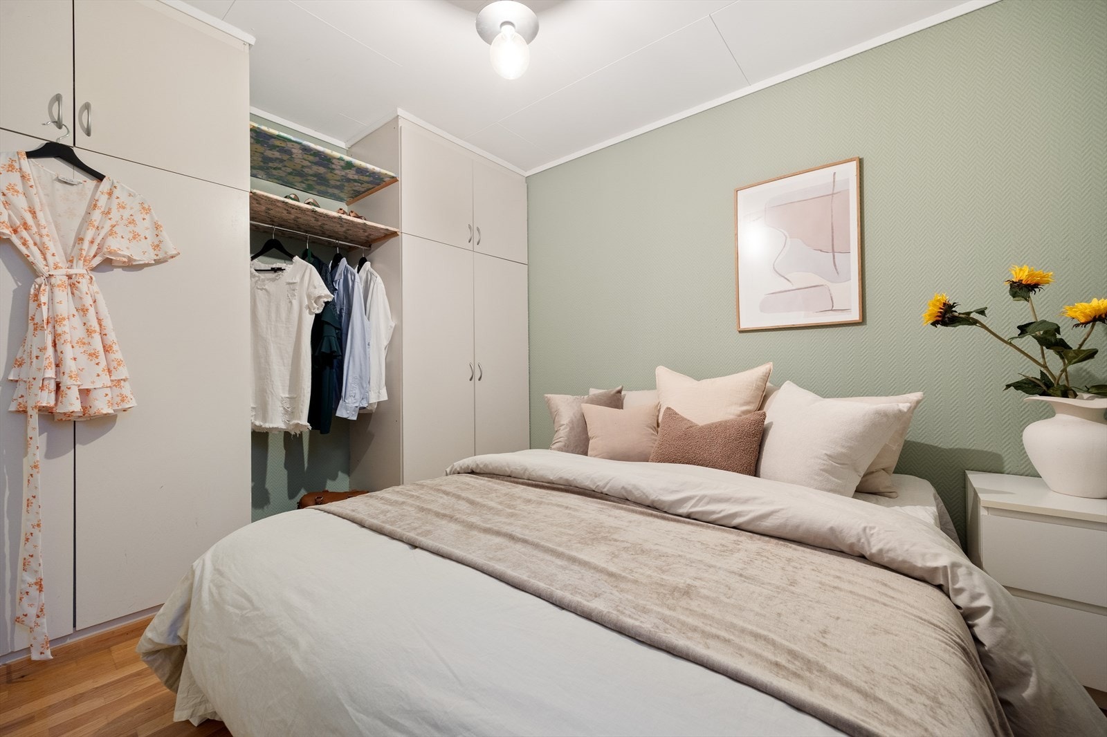 Her er det god plass til dobbeltseng og innebygde garderobeskap Galleribilde