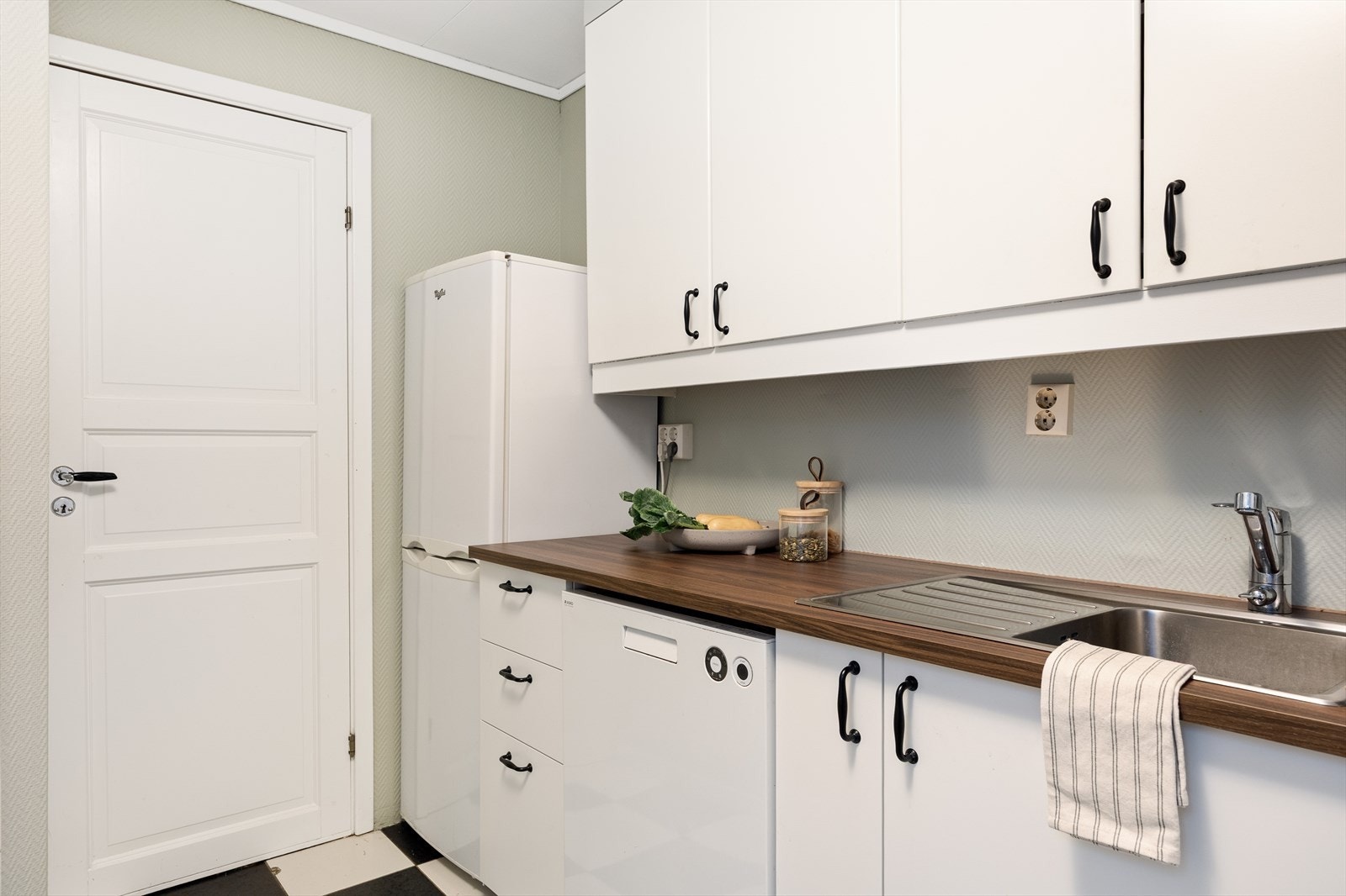 Nedre del av innredningen samt benkeplater ble fornyet i 2025 Galleribilde