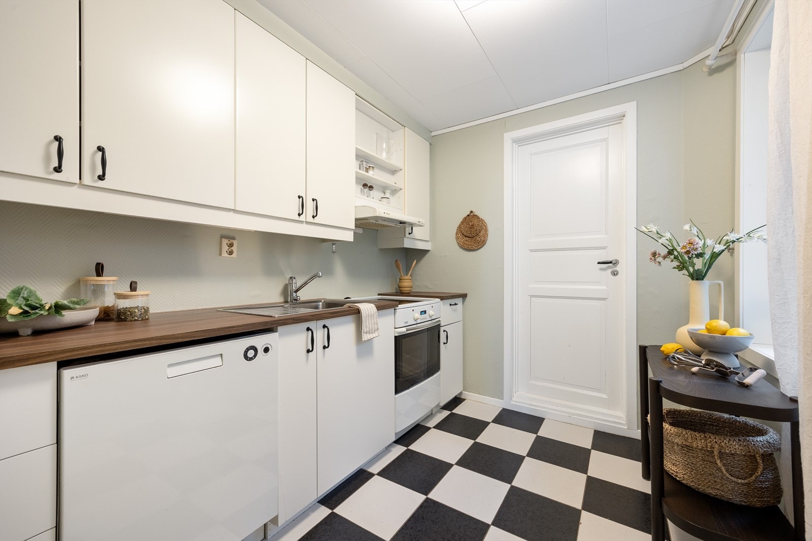 Inredningen har glatte fronter, benkeplate, nedfelt stålvask og opplegg for oppvaskmaskin. Galleribilde