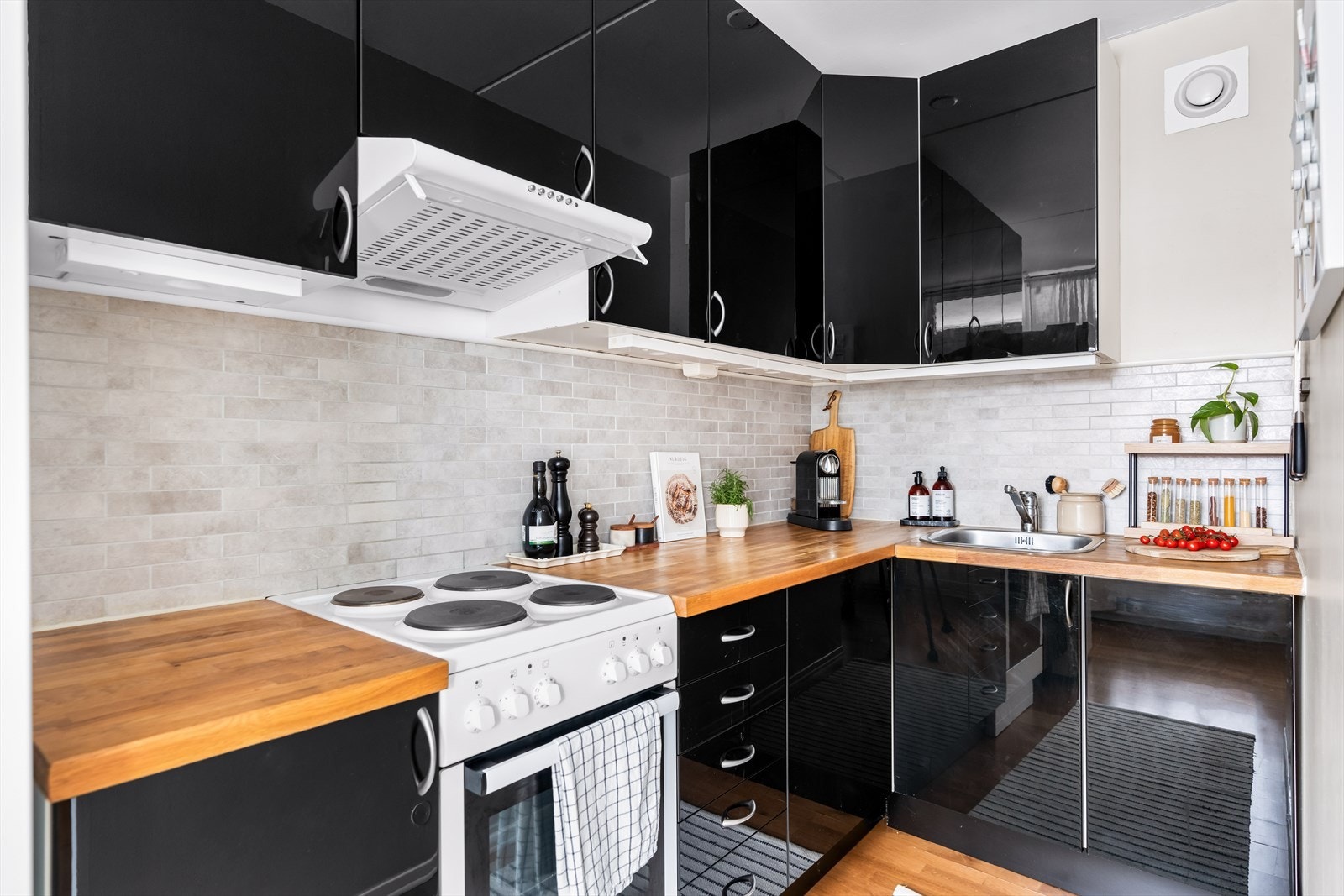 Leiligheten ligger fint på Haugenstua, med nærhet til kollektivtransport, grøntarealer, skog og mark, butikker, treningssenter mm. Galleribilde