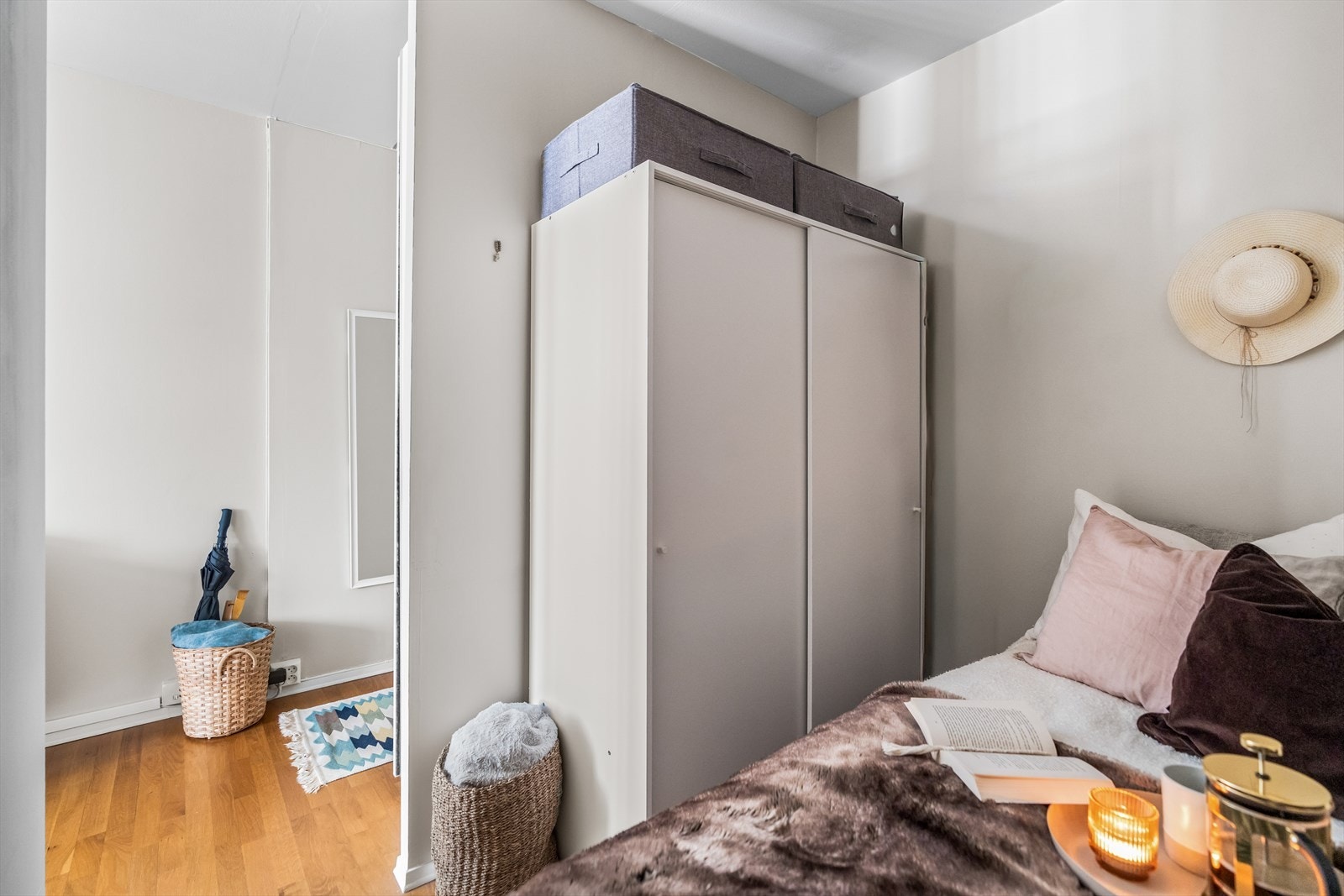 I alkoven er det plass til dobbeltseng, samt garderobeskap. Galleribilde