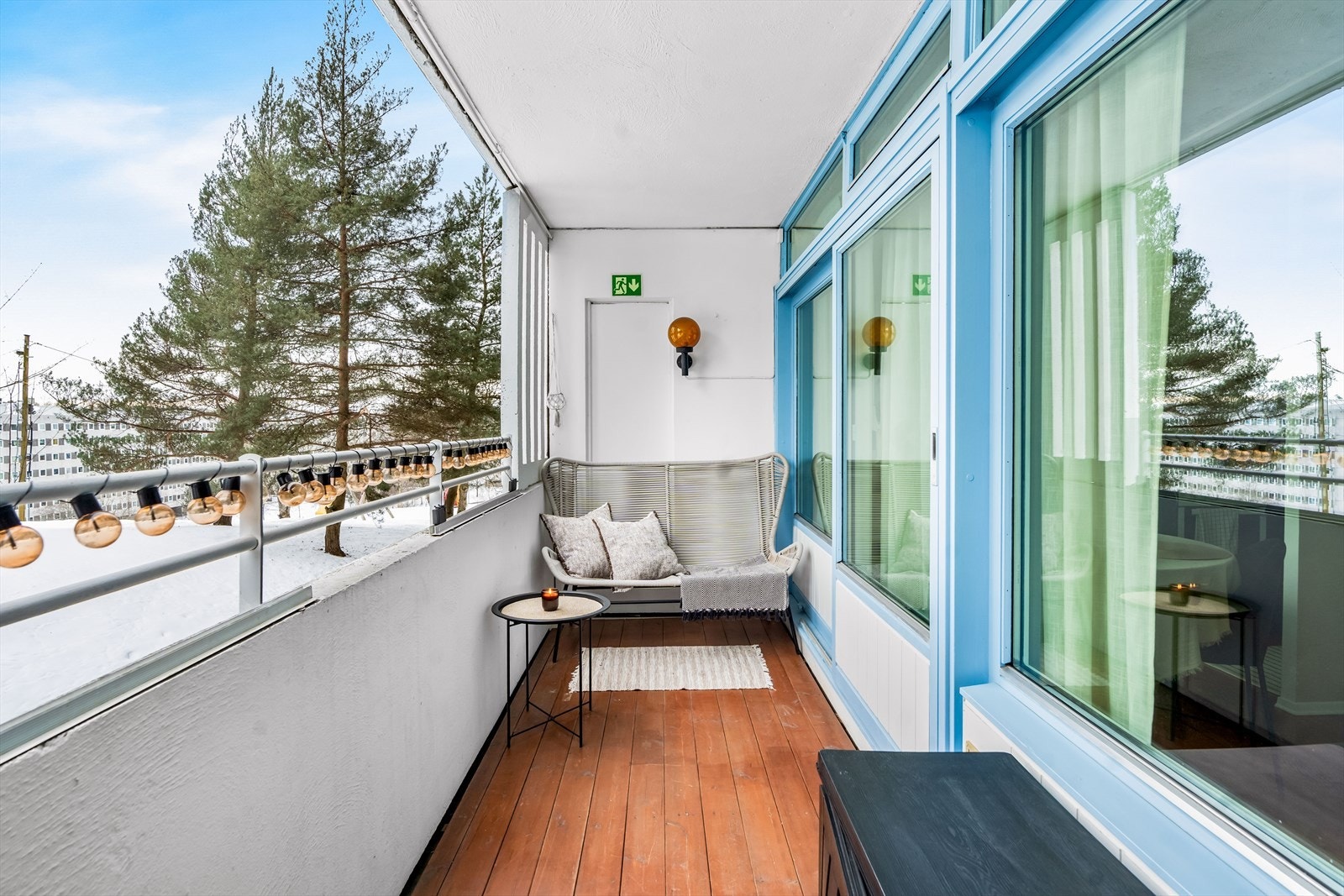 Uteplassen måler 7 m². Her ute er det fint plass til sittegruppe, samt gass-/elektrisk grill. Galleribilde