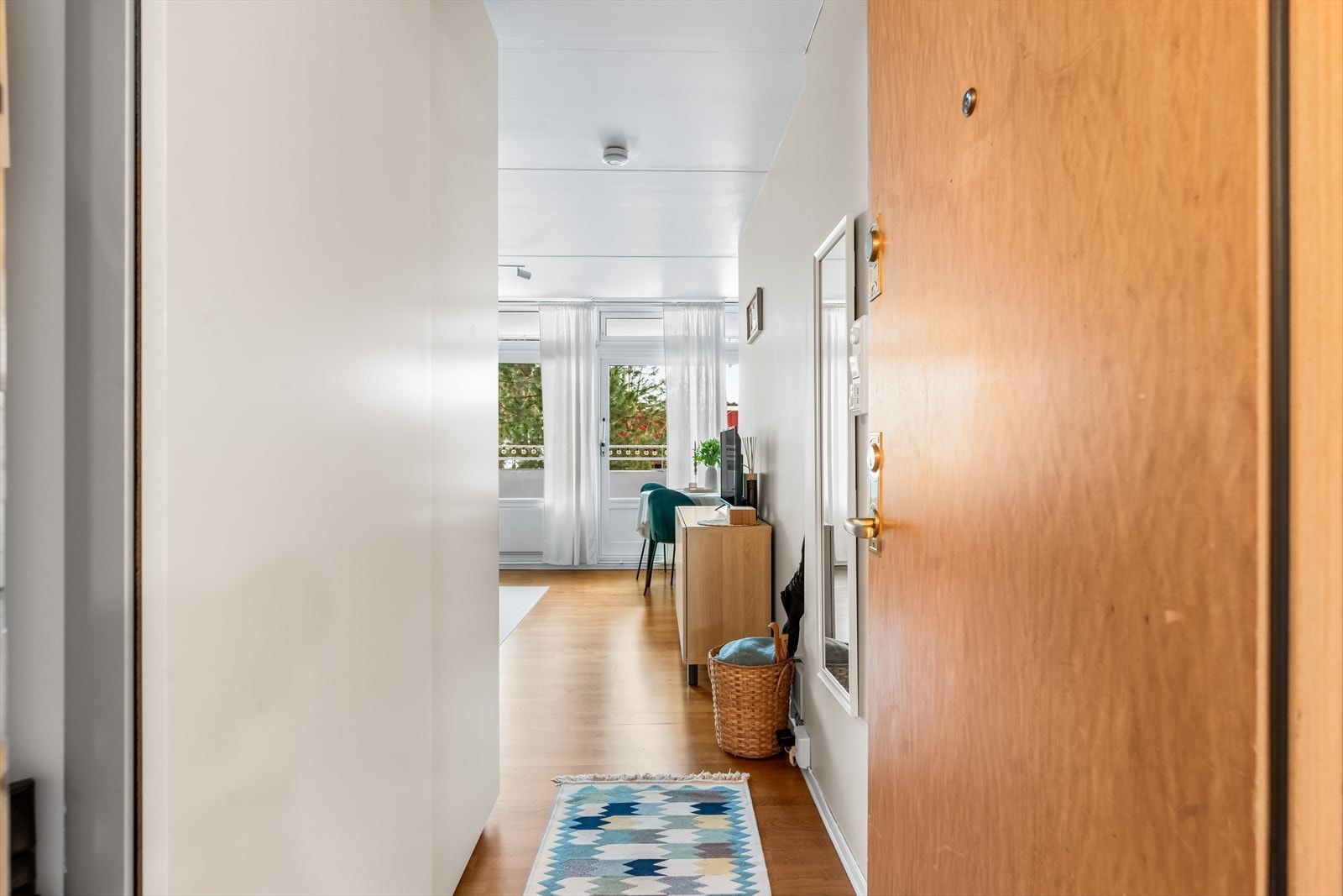 Leiligheten er beliggende i en høy 1. etasje og har en enkel adkomst via trapp og heis. Inne i entréen er det plass til klær i praktisk skyvedørsgarderobe. Galleribilde