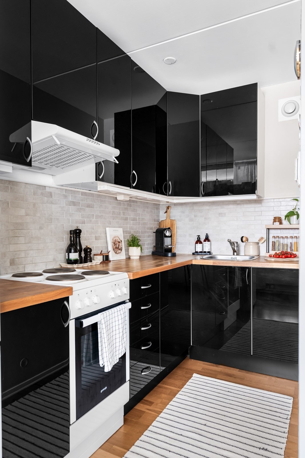 Det er fliser mellom over- og underskapene. Galleribilde