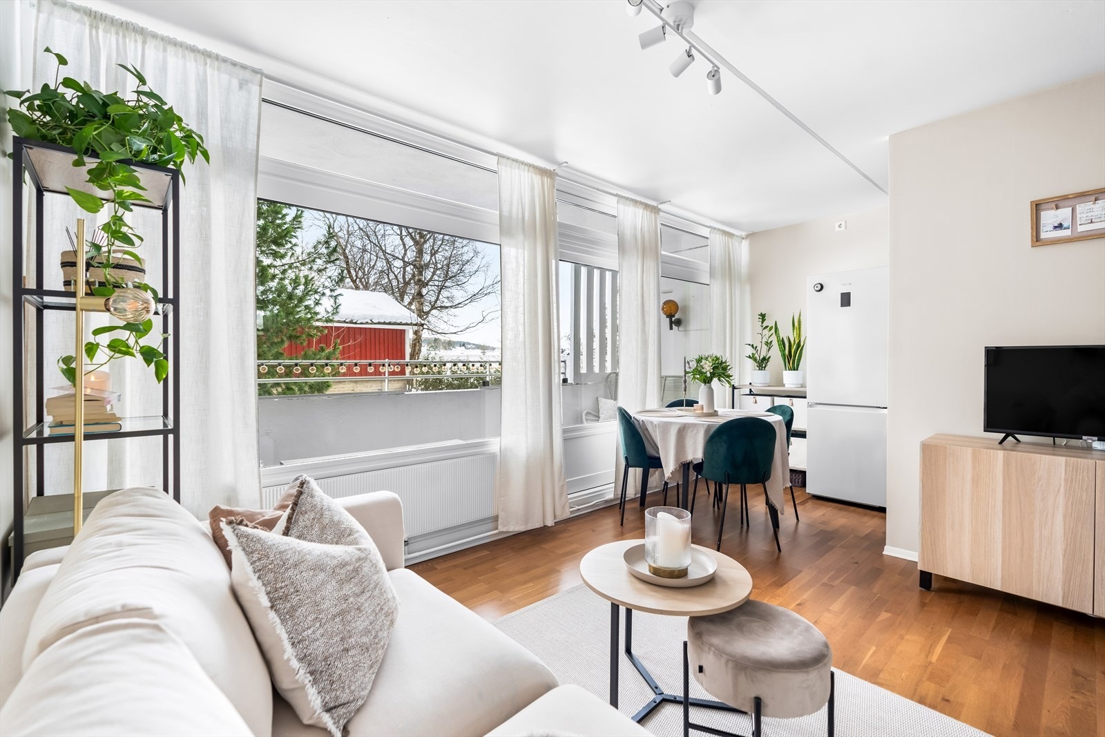 Stuen har store vindusflater som slipper inn rikelig med naturlig lys. Galleribilde