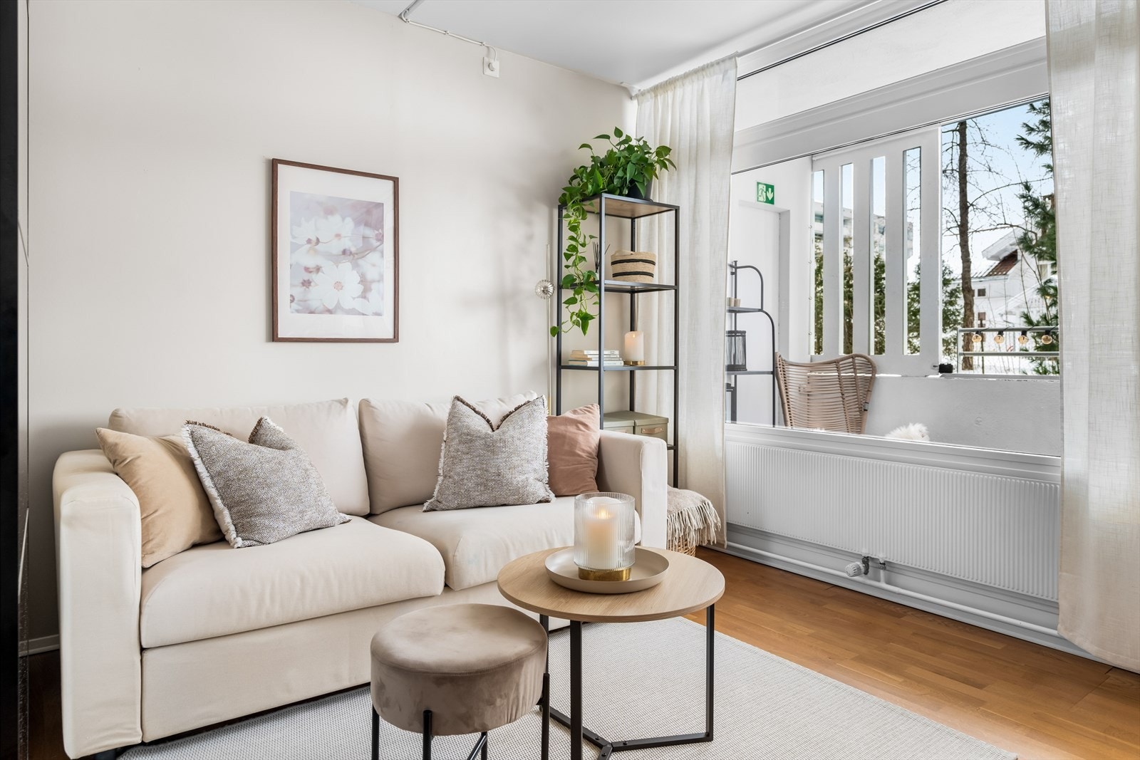 Vegg- og takflater er malt i lyse fargetoner, og det er parkett på gulvet. Galleribilde