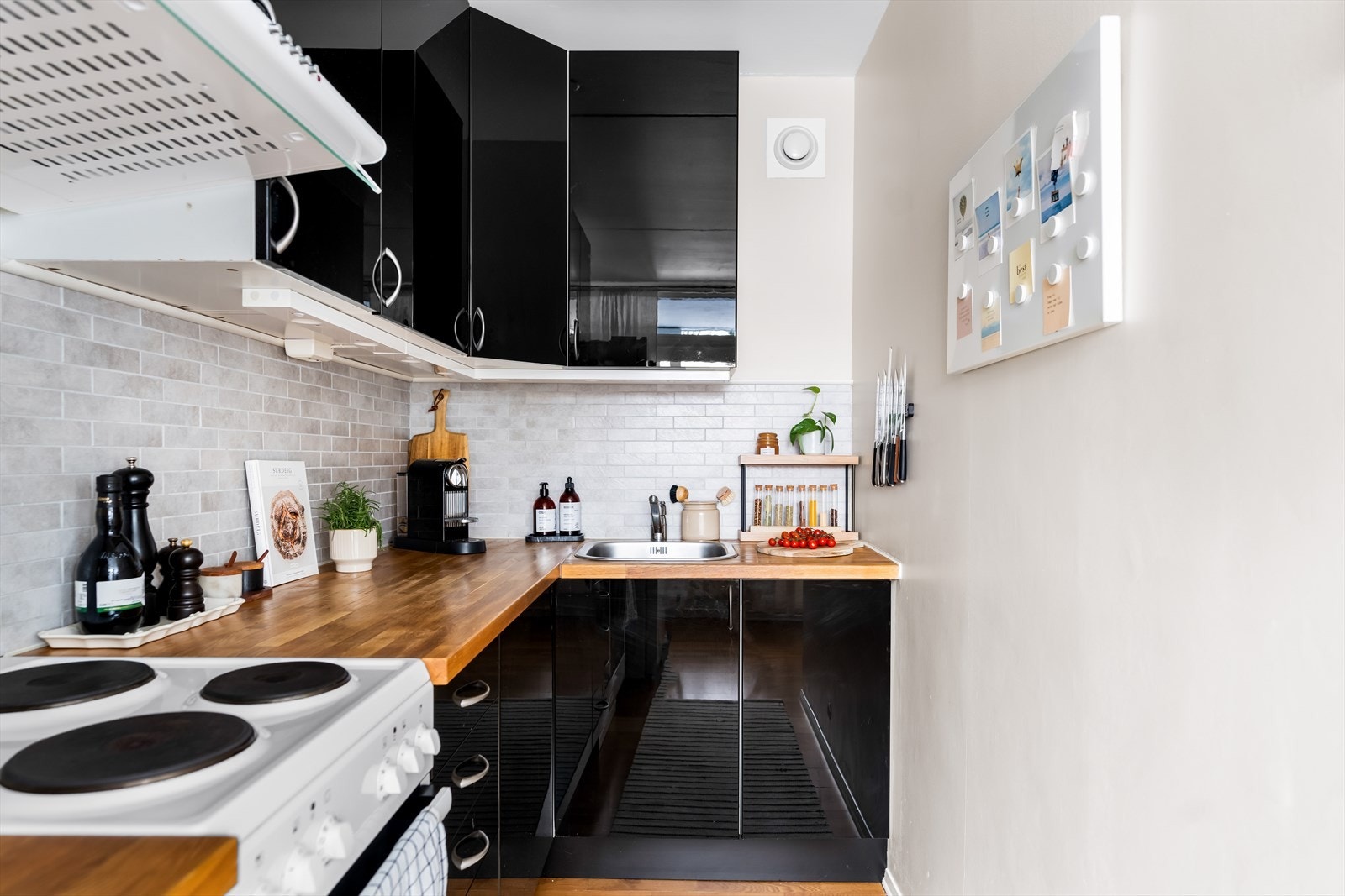 Videre er det plass til komfyr og frittstående kjøleskap, samt tilkoblet en ventilator over kokeplassen. Galleribilde